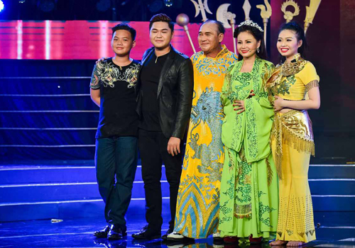 
Đại gia đình của Lê Lộc hỗ trợ cho cô ở bài thi "Suất diễn cuối cùng", trong gameshow Sao nối ngôi - Tin sao Viet - Tin tuc sao Viet - Scandal sao Viet - Tin tuc cua Sao - Tin cua Sao