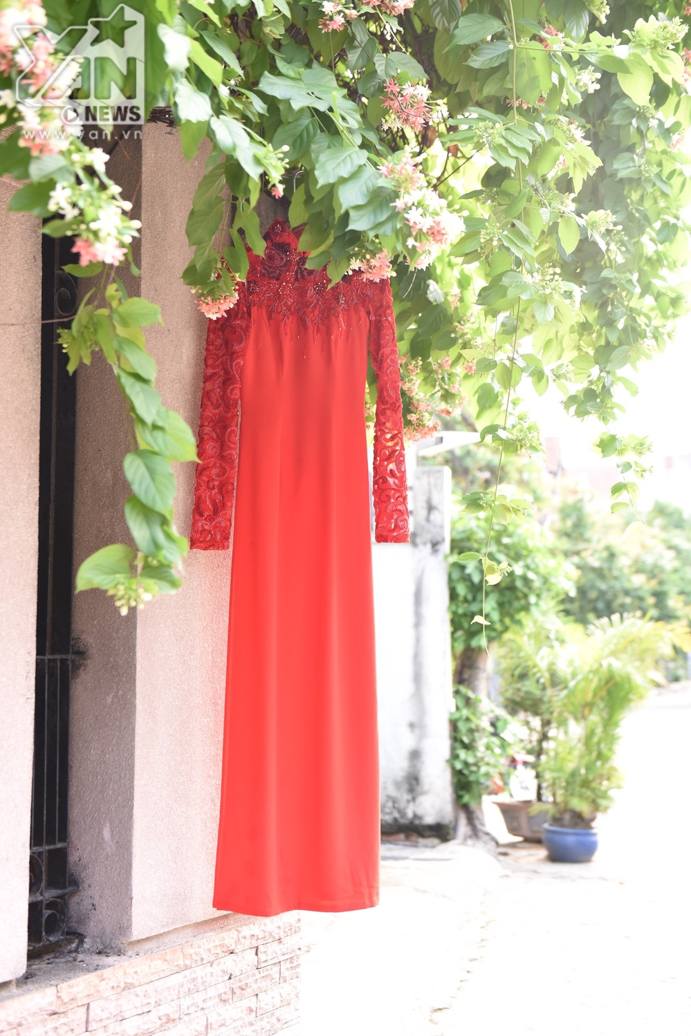  
Chiếc áo dài đỏ rực Sara Lưu sẽ diện về nhà chồng - Tin sao Viet - Tin tuc sao Viet - Scandal sao Viet - Tin tuc cua Sao - Tin cua Sao