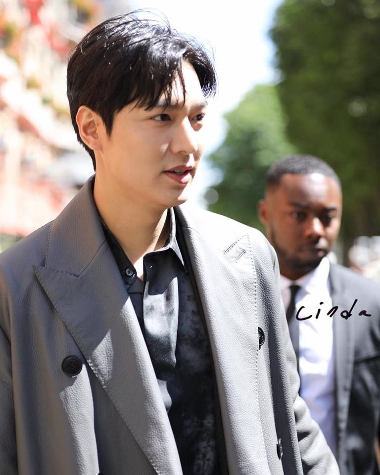  
Diễn viên Vườn sao băng ngay lập tức thu hút truyền thông và công chúng toàn cầu. Lee Min Ho diện suit tối màu thanh lịch. 