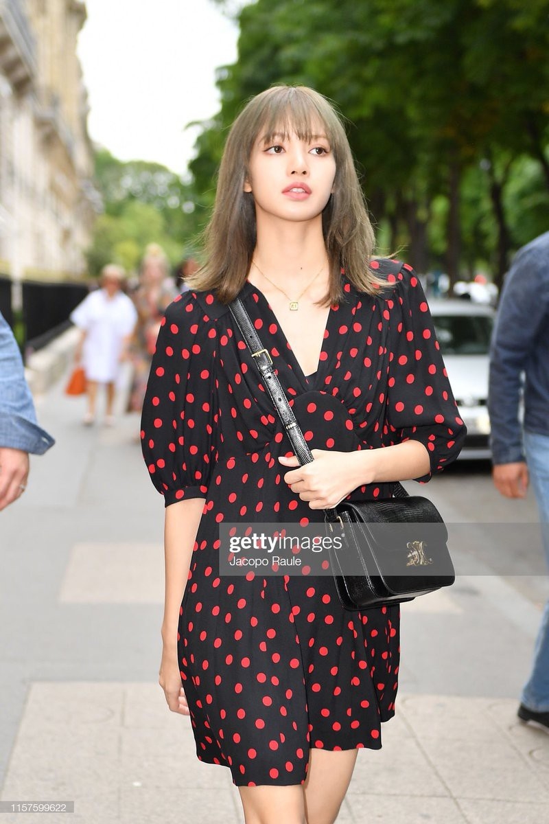 Lisa xuất hiện chất lừ, nổi bật ở hàng ghế đầu của Paris Fashion Week 2019