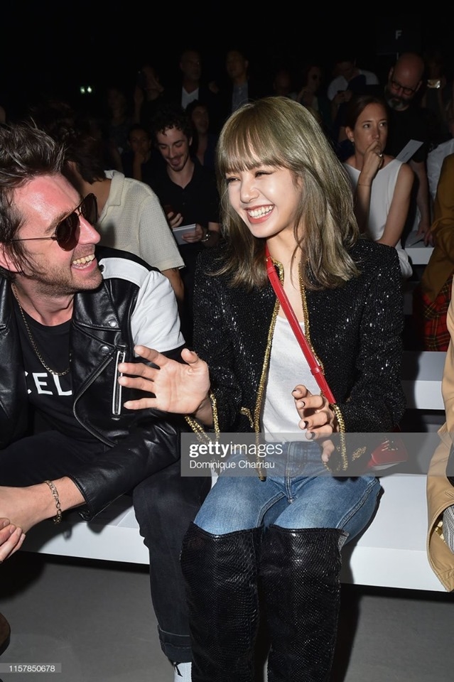 Lisa xuất hiện chất lừ, nổi bật ở hàng ghế đầu của Paris Fashion Week 2019