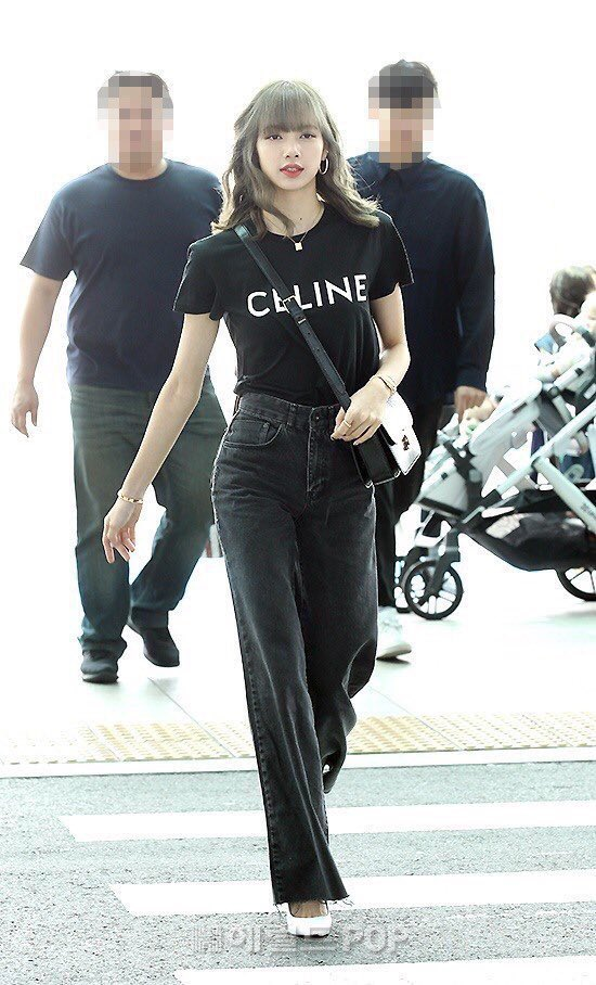  
Mặc trang phục đơn giản, nhưng thần sắc tươi tắn và nụ cười rạng rỡ giúp Lisa nổi bật ở sân bay. Cô diện cả "cây" đen, kết hợp giữa áo thun và quần jean ống rộng. 