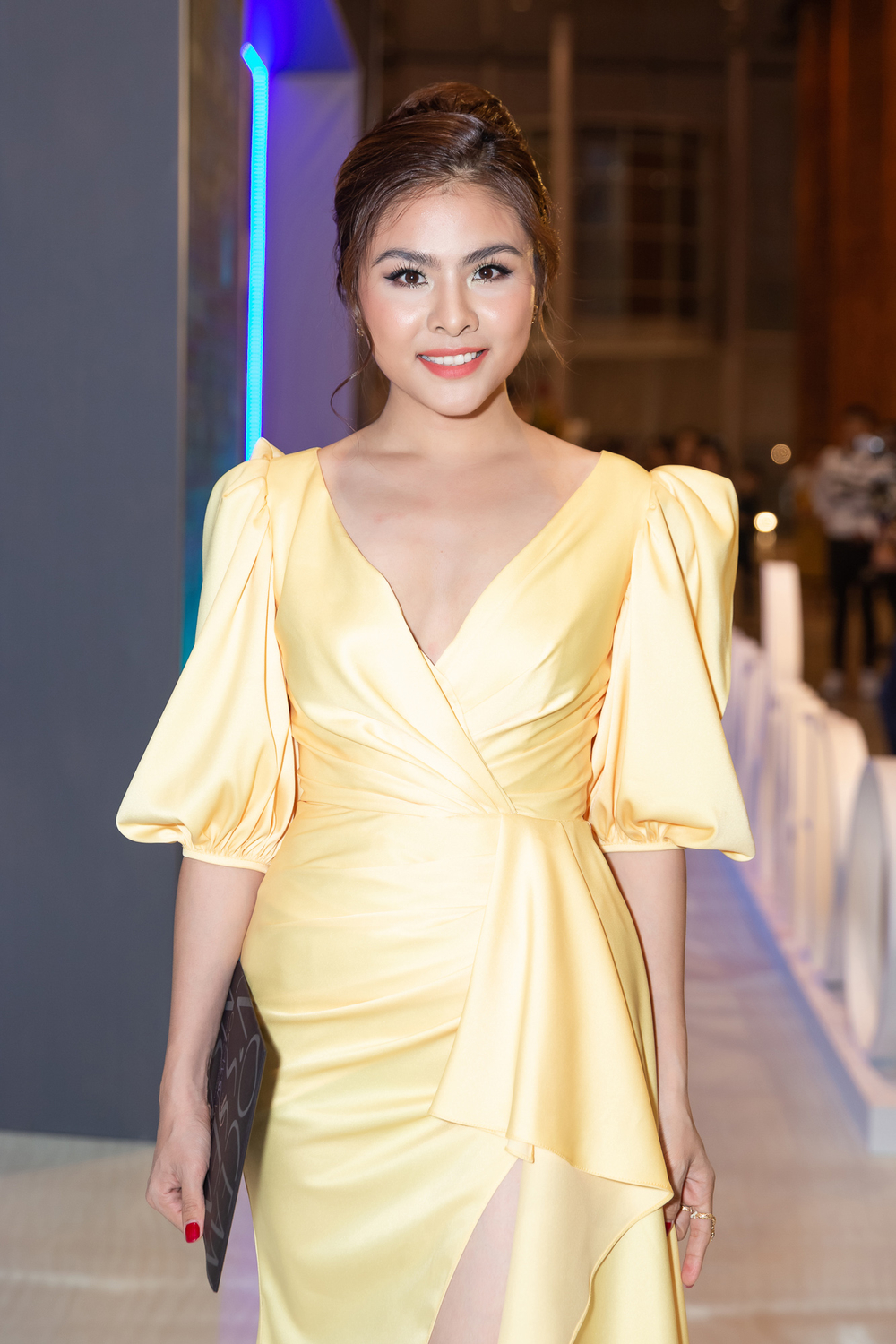  
Vân Trang nổi bật với bộ váy vàng.