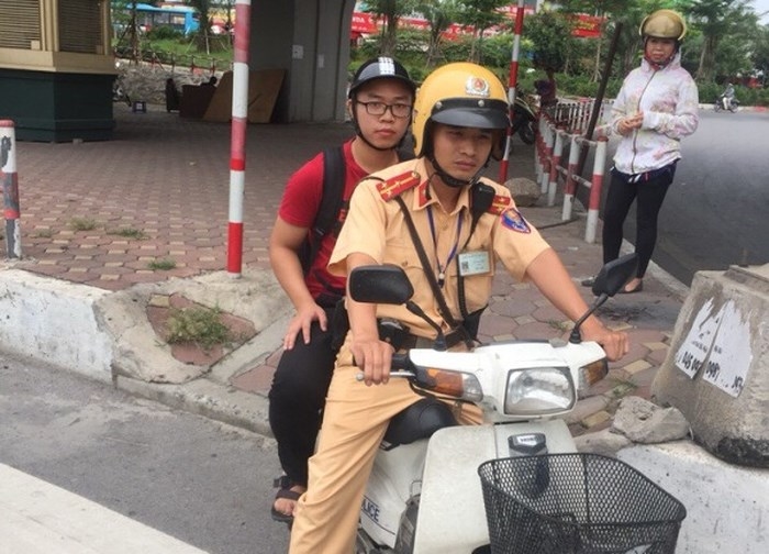  
Bị hỏng xe giữa đường, thí sinh được chiến sĩ CSGT dùng xe máy đưa tới địa điểm thi