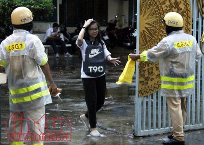  
Hành động phát áo mưa cho thí sinh sau buổi thi của các chiến sĩ cảnh sát tại TP. HCM (Ảnh: tintuc)