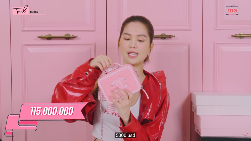  
Đắt giá nhất trong video lần này phải kể đến chiếc túi Chanel hồng đính hạt. Người đẹp cho biết đây là món quà cô nhận được từ một người bạn, chiếc túi có giá gần 5.000$ (tương đương 115 triệu).