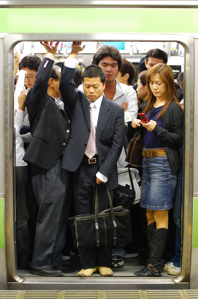  
Nhật Bản là nước có lượng người sử dụng tàu điện ngầm đông nhất thế giới, và họ vẫn chưa biết làm sao để giáo dục người dân.
