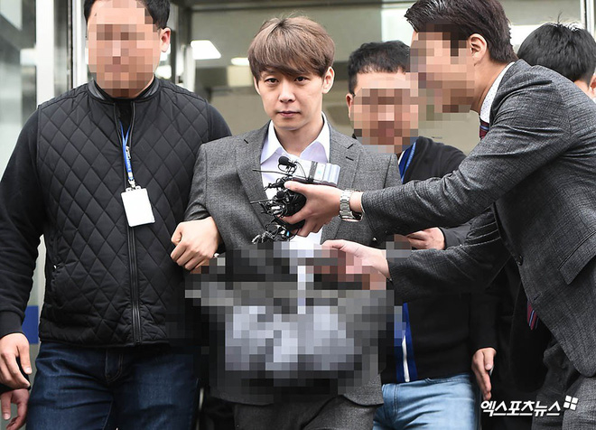  
Ngày 26/4 Yoochun bị bắt vì cáo buộc mua bán, sử dụng chất cấm.