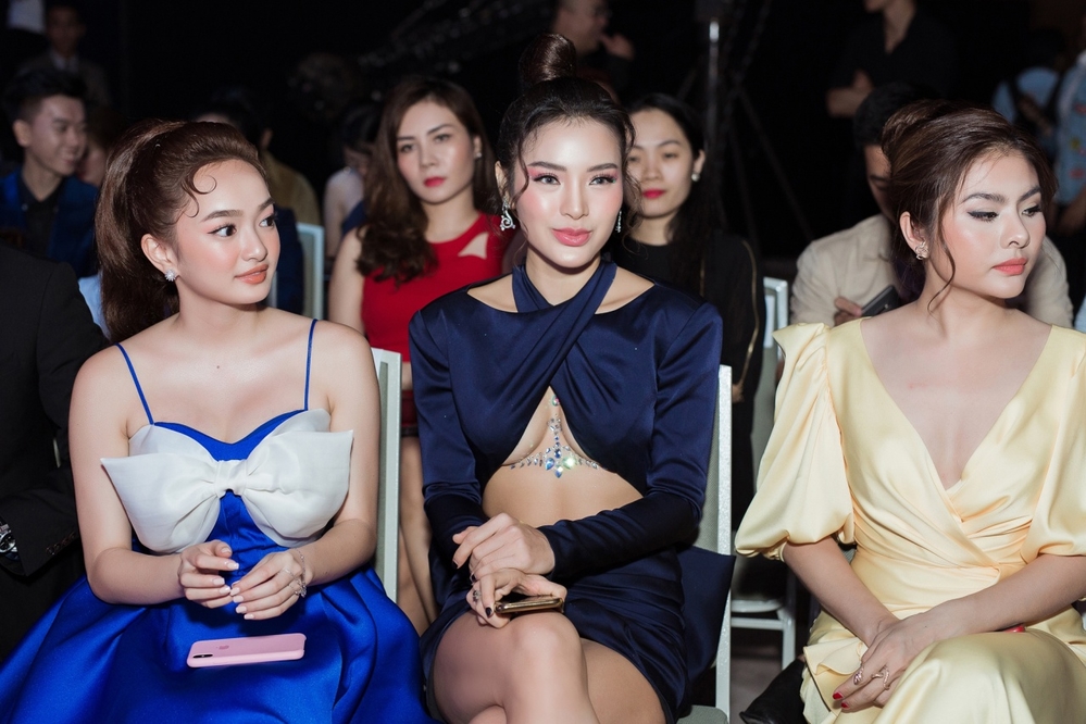  
Trên hàng ghế đầu là Kaity Nguyễn, Phương Trinh Jolie, Vân Trang.