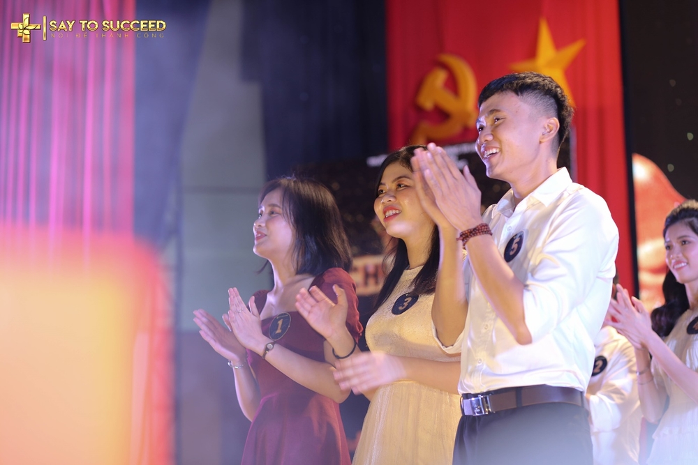  
Qua vòng 1, Top 3 của Say to Succeed 2019 đã lộ diện: bạn Trần Minh Thi, bạn Trịnh Thủy Ngân, bạn Nguyễn Nhật Quang (theo thứ tự từ trái sang phải).