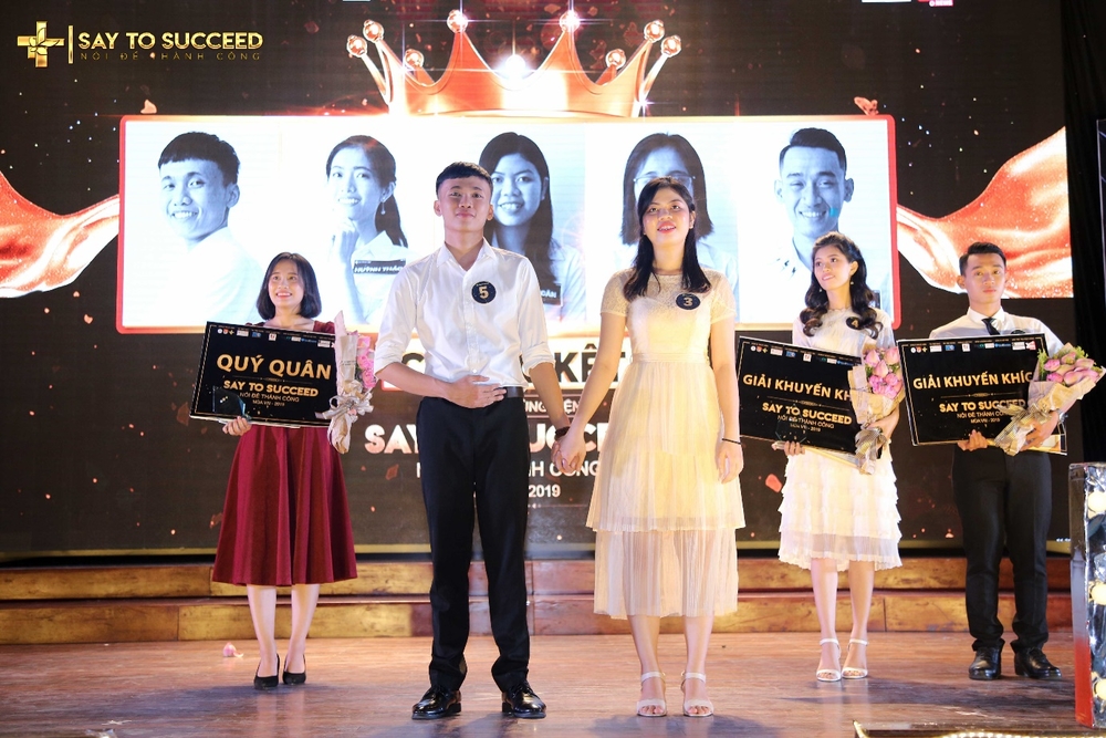  
Hai bạn thí sinh xuất sắc nhất của Say to Succeed 2019 chính là bạn Trịnh Thuỷ Ngân (bên phải) và bạn Nguyễn Nhật Quang (bên trái).