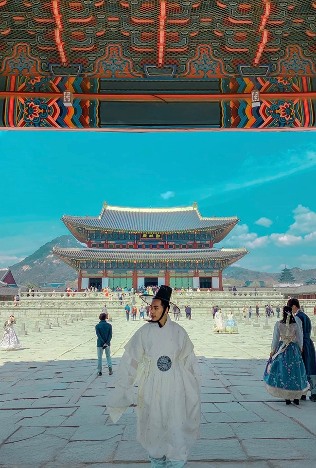  
Khoác bộ Hanbok truyền thông, anh chàng trông như một vị vua trẻ đang đi vi hành.