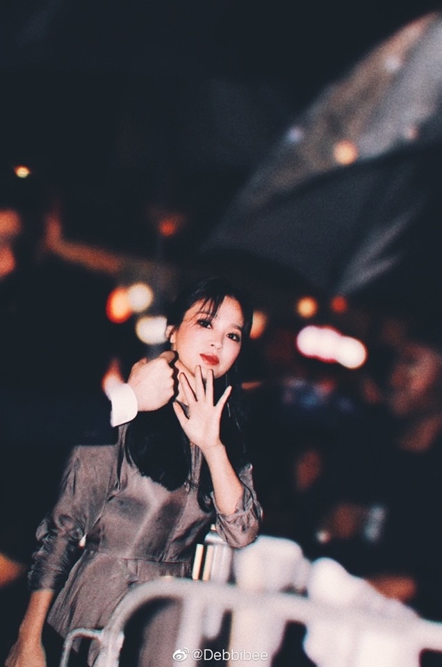  
Sự xuất hiện của Song Hye Kyo tại một sự kiện ở Mỹ vào tháng 5 vừa rồi, gương mặt diễn viên Ngôi nhà hạnh phúc góc cạnh và cá tính hơn hẳn với cách make up đậm.