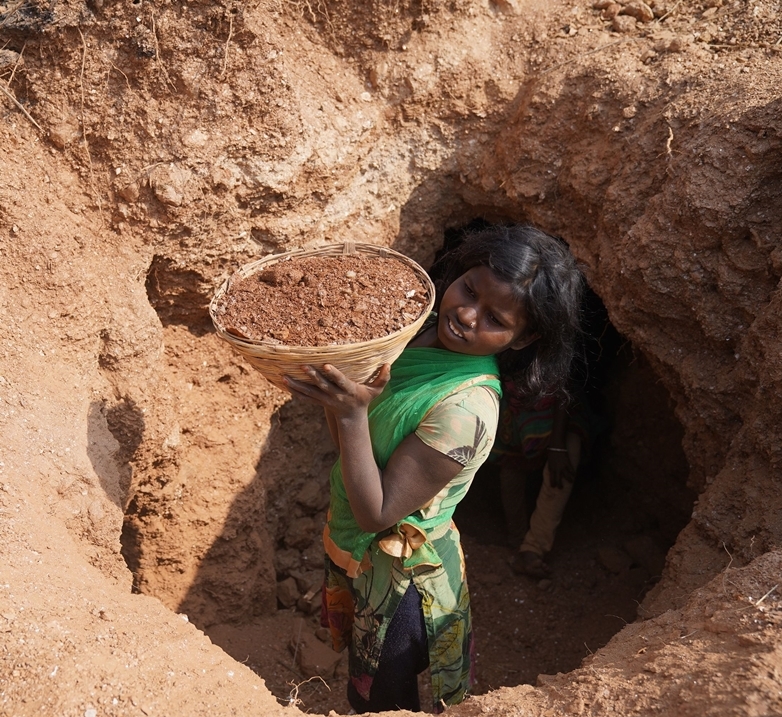  
Những đứa trẻ nghèo như cô bé này có lẽ vẫn sẽ phải chui vào các hầm mỏ mica mỗi ngày mà không biết đến khi nào mới được nghỉ ngơi, học hành và vui chơi.