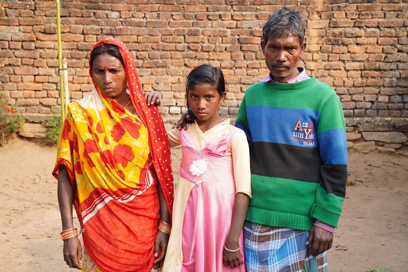  
Gia đình ông Kishar Kumari đã bị mất một đứa con gái vì sập hầm mỏ.
