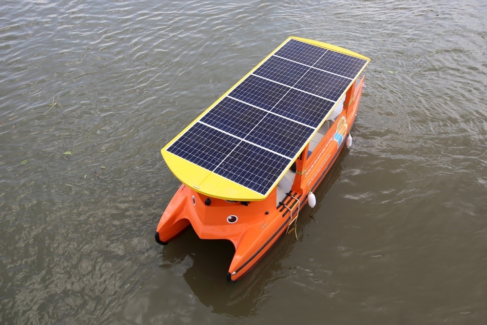   
Được vận hành bởi các mô-đun năng lượng mặt trời Hanwha Q CELLS’ Q.PEAK, chiếc thuyền sẽ được sử dụng để thu gom rác thải trên sông Mê Kông mà không thải thêm khí nhà kính hoặc các chất gây ô nhiễm khác.