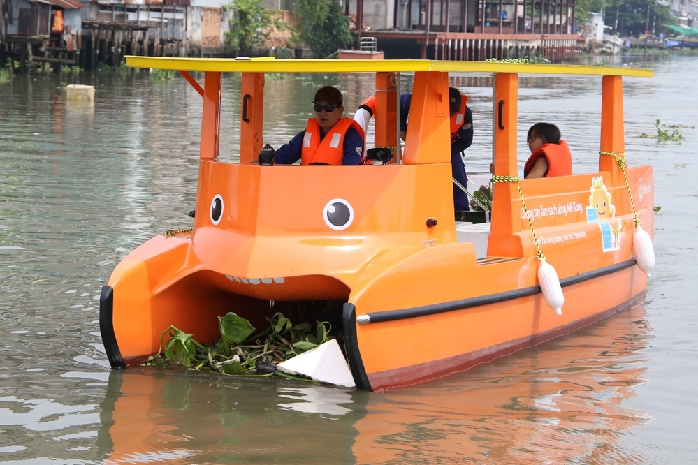  
Thuyền chạy bằng năng lượng mặt trời của Hanwha đang lọc rác tại dòng sông Mê Kông