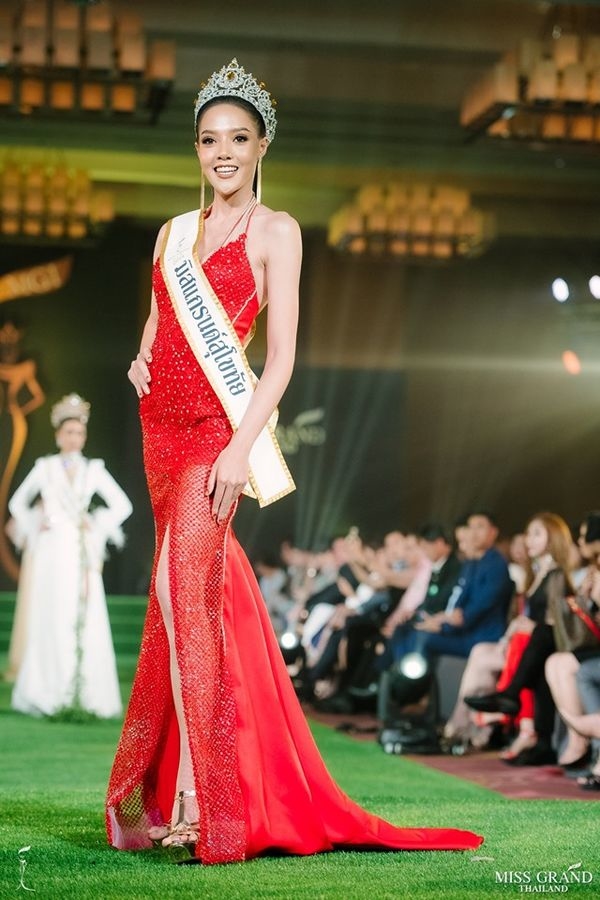 Váy đẹp nhất lịch sử Miss Universe của H'Hen Niê bị thí sinh Hoa hậu Thái đạo nhái trắng trợn