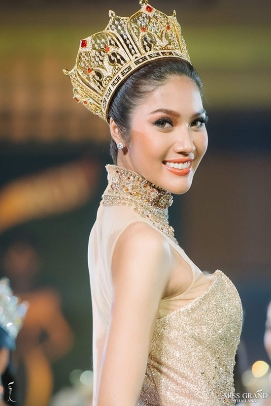 
Nhan sắc đương kim Hoa hậu Hòa bình Thái Lan. Cô trình diễn giới thiệu vương miện mới của năm nay.