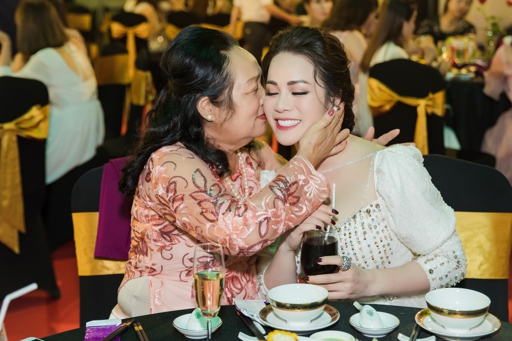 
Mẹ Nhật Kim Anh chúc mừng cô sau 9 tháng cô trở thành Chủ tịch hội đồng quản trị LS - Tin sao Viet - Tin tuc sao Viet - Scandal sao Viet - Tin tuc cua Sao - Tin cua Sao