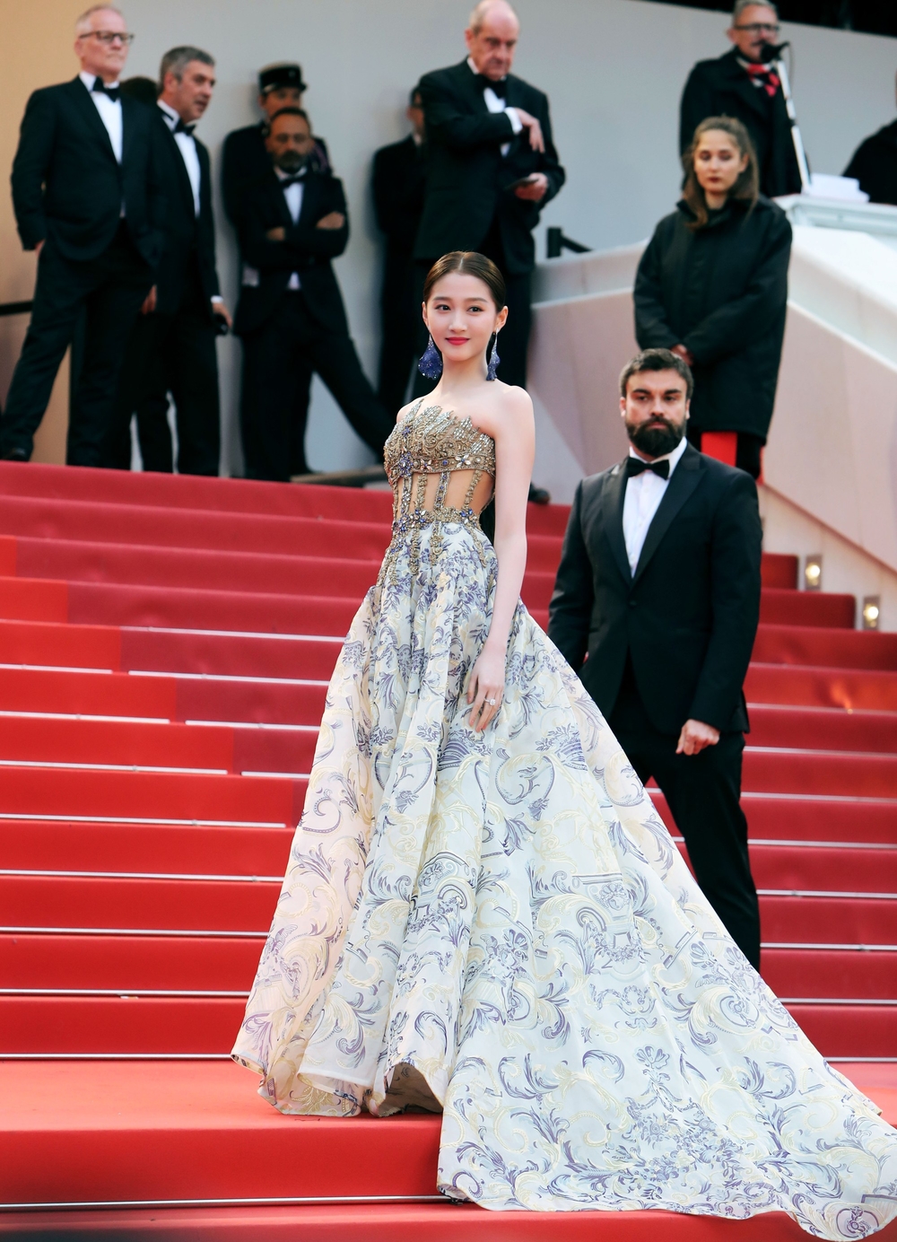  
Quan Hiểu Đồng khiến ai nấy đều phải trầm trồ trước nhan sắc xinh đẹp cùng bộ đầm lộng lẫy mà cô diện tới Cannes.