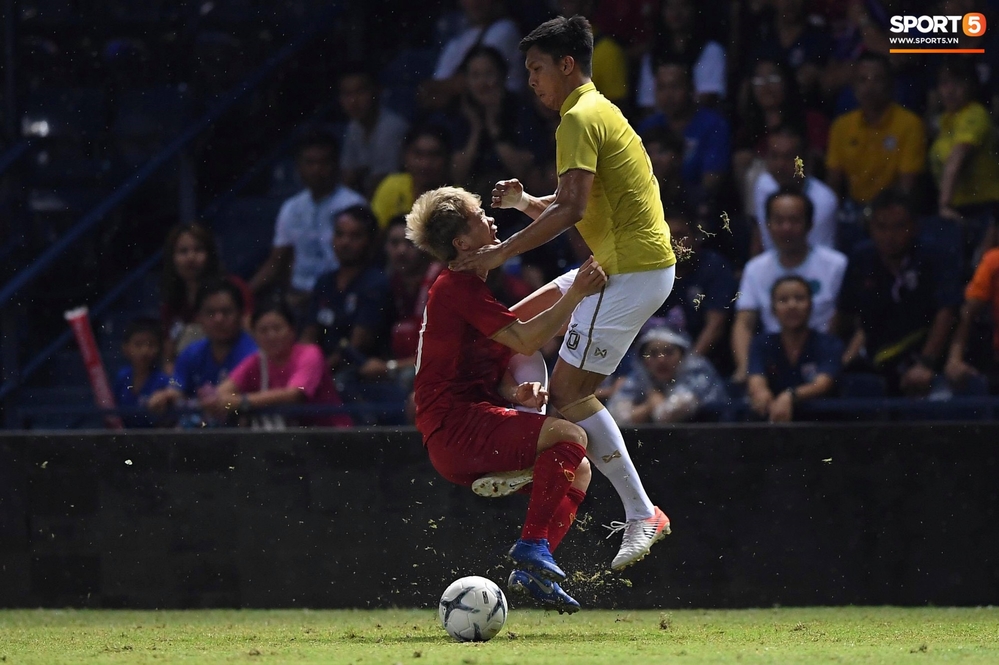 Nóng mặt với tình huống phạm lỗi của cầu thủ Thái Lan khi sút vào chỗ hiểm của Công Phượng