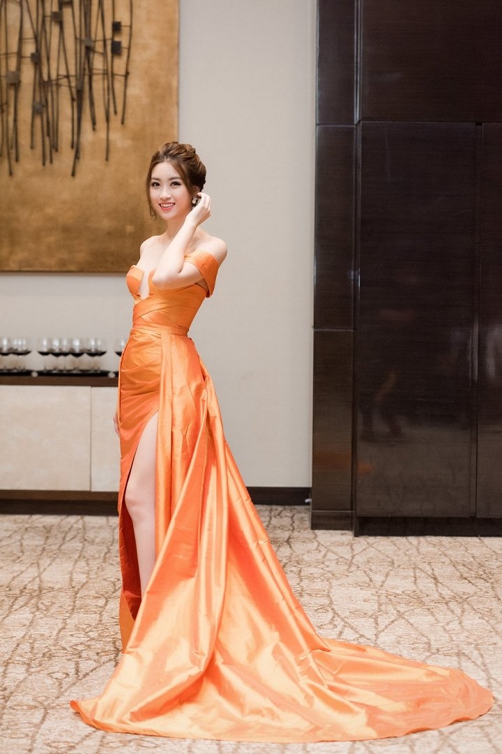  
Đỗ Mỹ Linh đằm thắm, nhẹ nhàng trong bộ váy cam của NTK Lê Thanh Hoà.