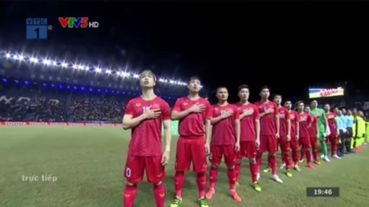  
Các cầu thủ Việt Nam đang hát Quốc Ca
