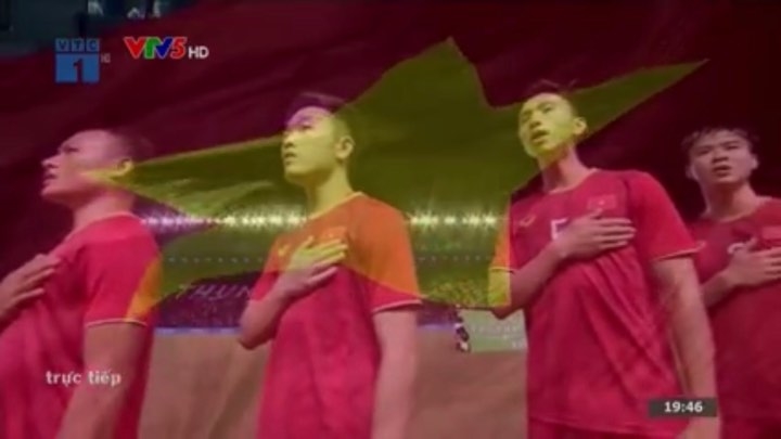 Dường như tinh thần của các tuyển thủ Việt Nam được nâng cao hơn trong bài hát Quốc Ca mờ màn cho trận chung kết King's Cup 2019 này
