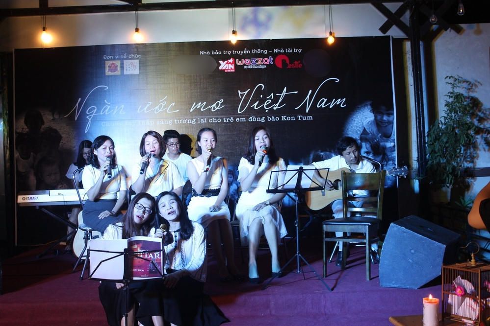  
Tập thể thầy cô trường Chuyên Nguyễn Tất Thành trình bày ca khúc "Hãy yêu nhau đi" của cố nhạc sĩ Trịnh Công Sơn.