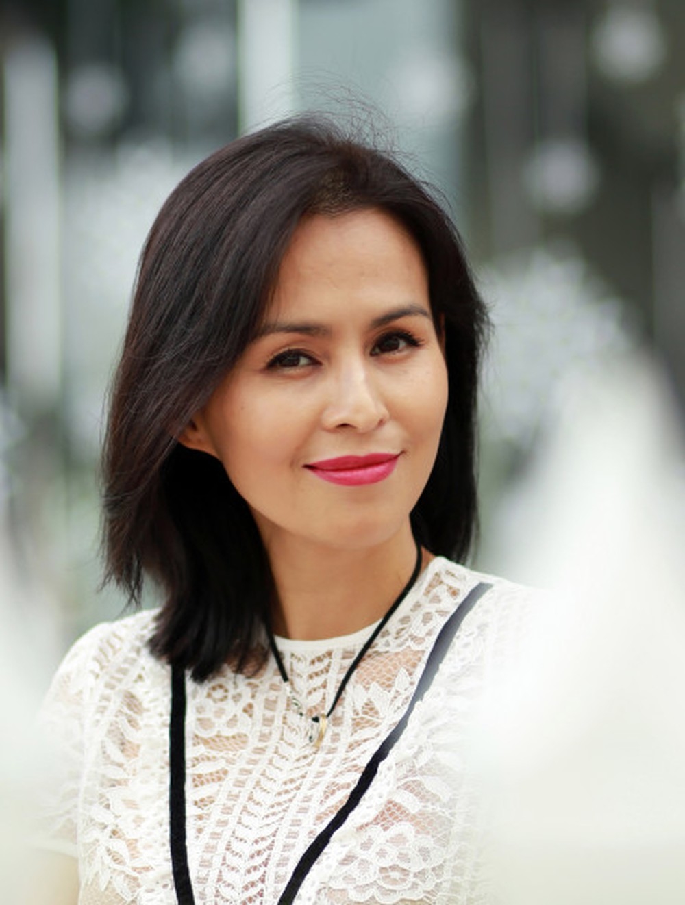 Vợ cũ Huy Khánh chỉ trích H'Hen Niê đi dép tổ ong: 