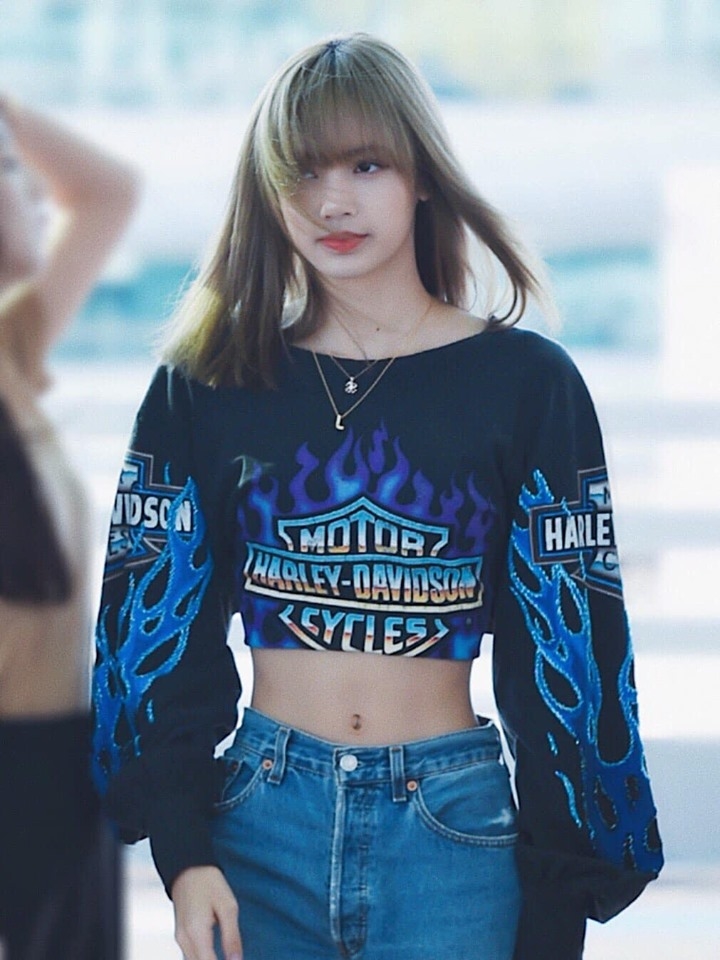 Vòng eo nhỏ của Lisa Blackpink là một trong số những điểm nhấn giúp cô trở thành một trong những idol nữ Kpop được yêu thích nhất hiện nay. Hãy cùng xem những hình ảnh Lisa đi sự kiện với túi cầm tay và cùng fan lo lắng về vòng eo nhỏ của nàng.