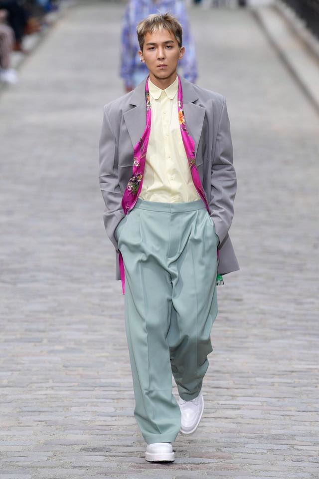  
Tại Tuần lễ thời trang Paris lần này, Mino catwalk  trên sàn diễn Louis Vuitton Men’s. Ca sĩ diện bộ suit tông pastel, với cách phối màu lạ mắt.  