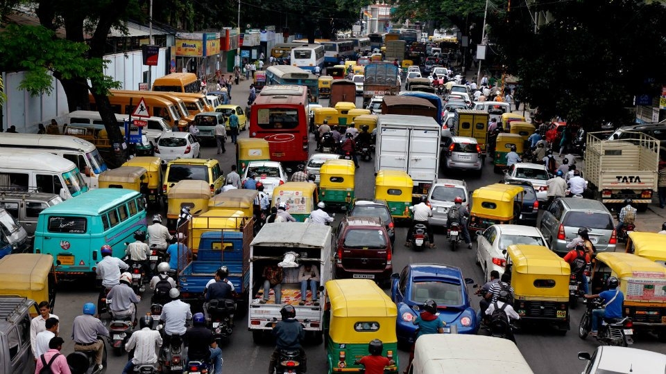  
Như ở Bangalore, Ấn Độ, khung cảnh cũng hỗn độn không kém gì giao thông Việt Nam.