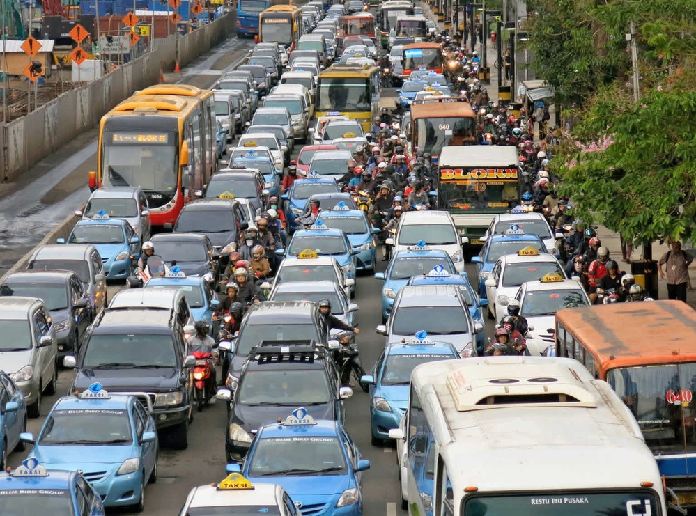  
Ở Jakarta, loạt phương tiện cũng cố sức luồn lách vào bất kì chỗ trống nào để di chuyển.