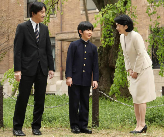 
Hoàng tử Hisahito chuẩn bị chụp ảnh với bố mẹ mình là Hoàng tử Akishino và Công chúa Kiko trước khi tham gia lễ nhập học vào một trường Cấp 2 trực thuộc Đại học Ochanomizu ở Tokyo.