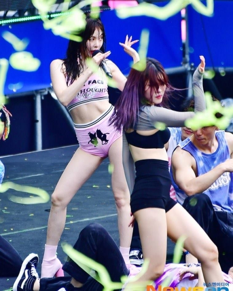 Khoe body ở lễ hội nước của Hàn, trong khi HyunA ăn mặc phản cảm, Chung Ha được khen ngợi