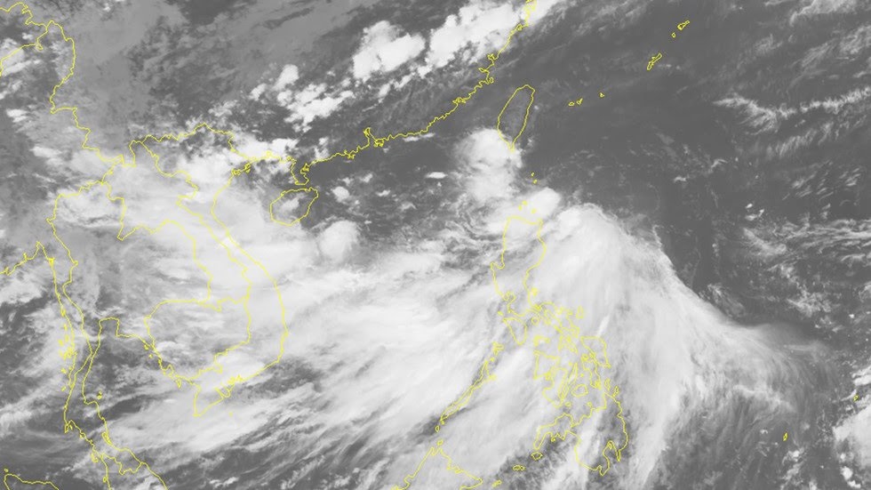 Áp thấp nhiệt đới trên Biển Đông dự báo sẽ mạnh lên thành bão với diễn biến rất phức tạp