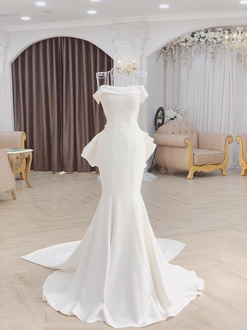  
Váy cưới chính thức của Joyce Phạm.