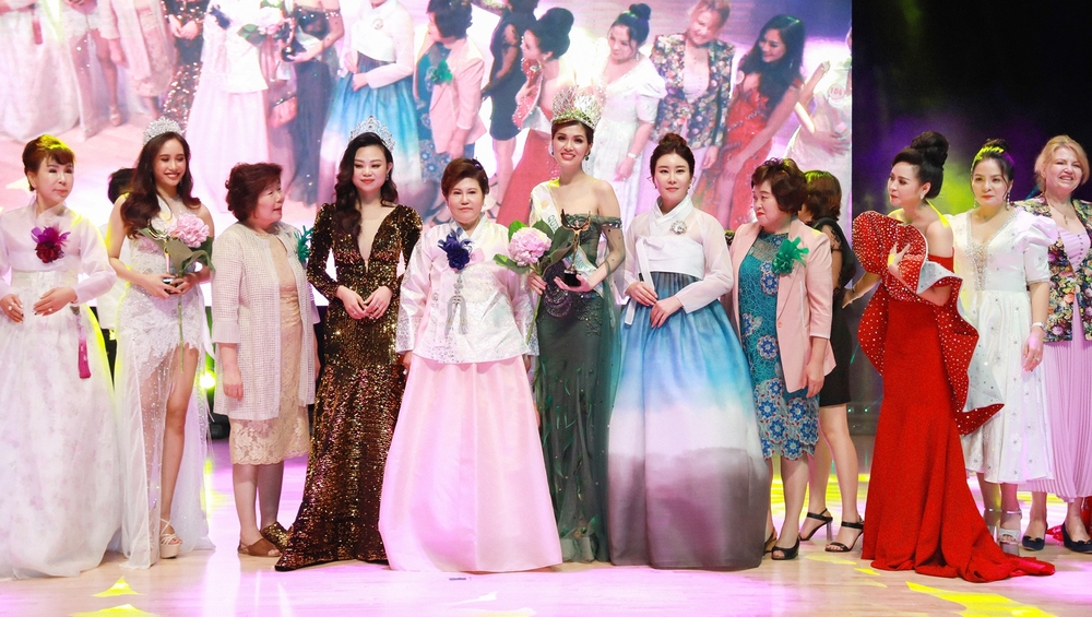 Chồng đại gia và 5 con chúc mừng Oanh Yến đăng quang Queen of Beauty World 2019