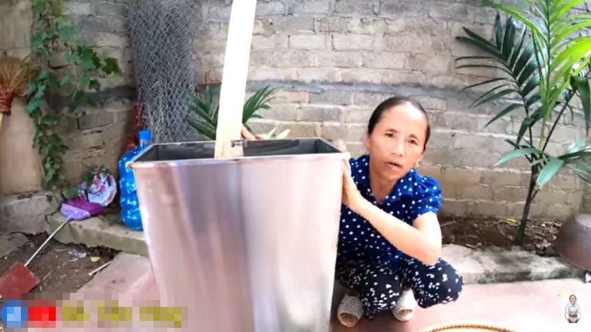 Bà Tân Vlog - cái tên hiếm trên thế giới khi làm que kem 