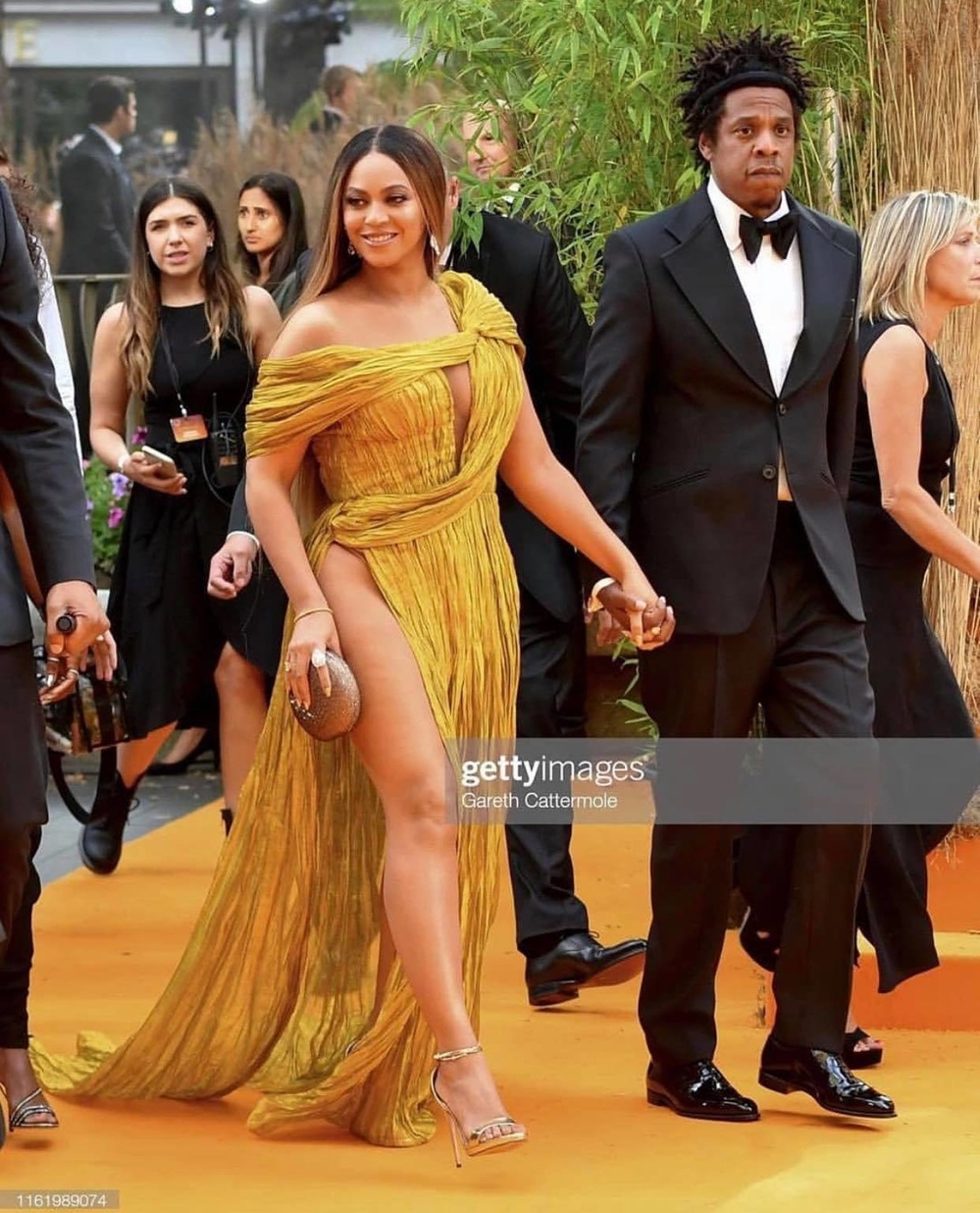  
Beyonce khéo léo chọn clutch cầm tay bản tròn và giày cao gót ánh kim mix với trang phục. Beyonce và Jay Z luôn hạnh phúc và quan tâm nhau trong hơn 11 năm kết hôn.