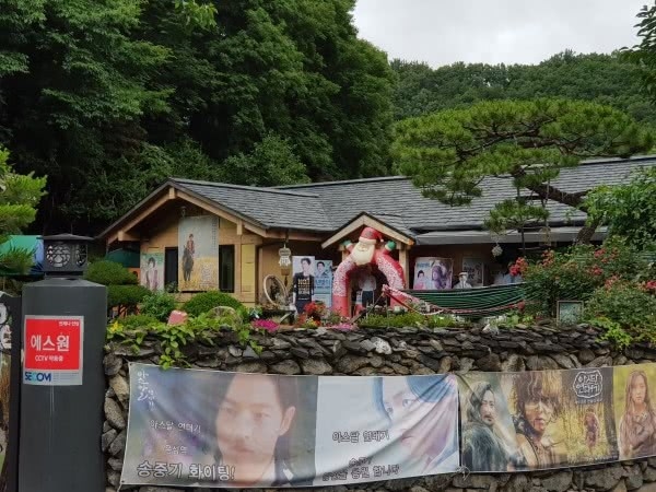 Song Hye Kyo bị tẩy chay ở quê nhà Song Joong Ki, biểu tượng “Hậu duệ mặt trời” bị sụp đổ