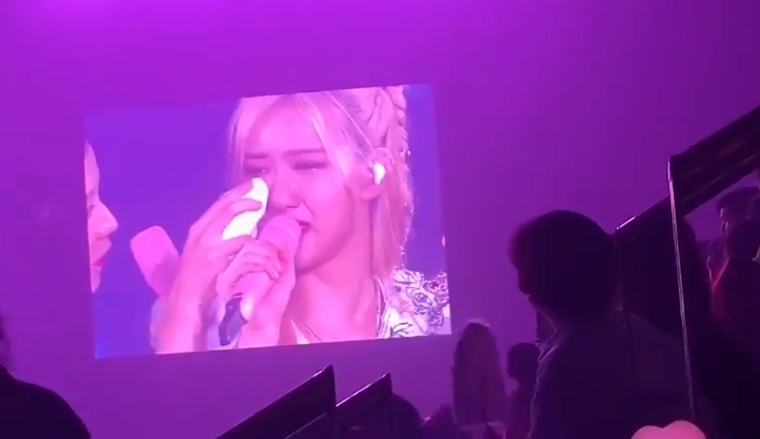 BLACKPINK bật khóc trên sân khấu concert cuối cùng tại Thái Lan khiến fan xúc động