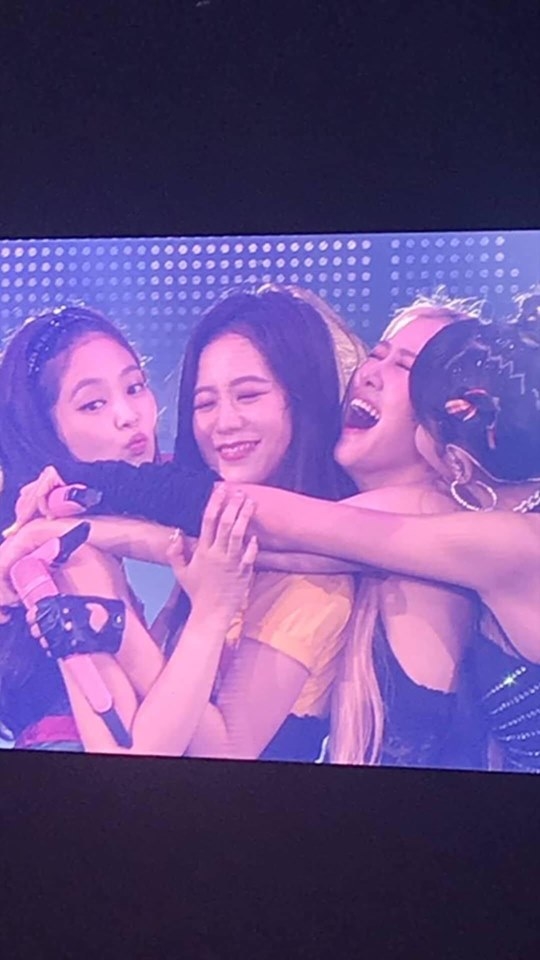 BLACKPINK: The emotional image of BLACKPINK saying goodbye to Thai fans on stage will make you cry.  That proves that BLACKPINK's love for fans is truly unlimited.