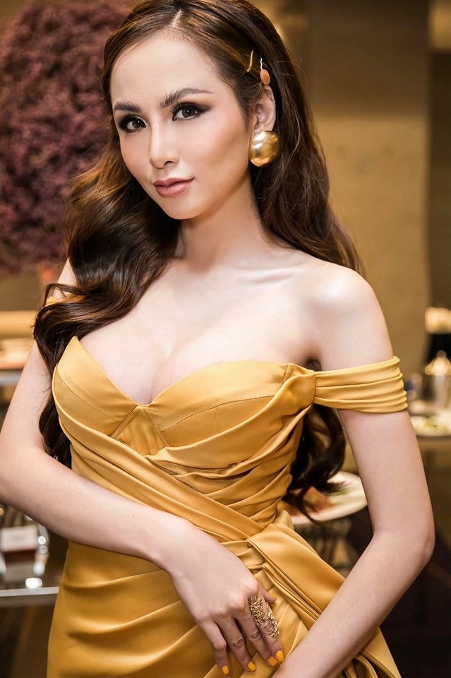  
Mới đây, vòng một "phổng phao" căng đầy sau phẫu thuật nâng ngực của Hoa hậu Diễm Hương cũng được người hâm mộ quan tâm.