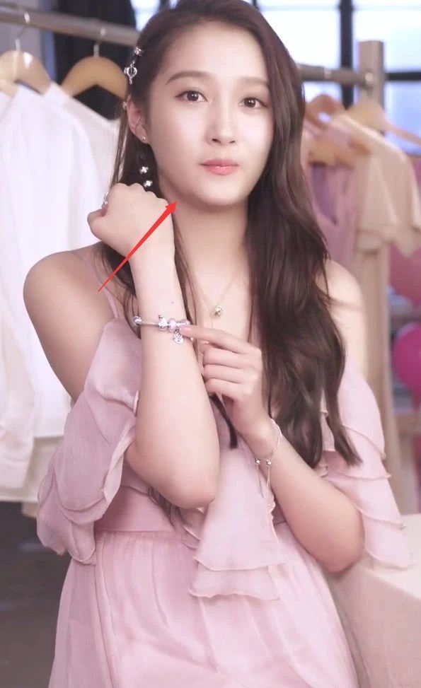  
Quan Hiểu Đồng xuất hiện trong sự kiện với chiếc váy hồng ngọt ngào.