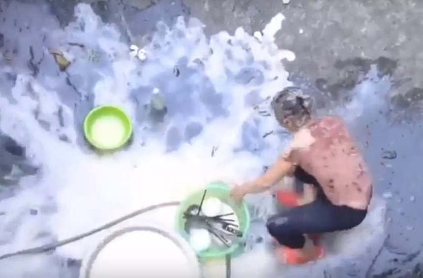 CĐM phẫn nộ khi nam YouTuber ăn mừng 1 ngàn lượt sub bằng cách đổ thau nước mắm lên đầu mẹ