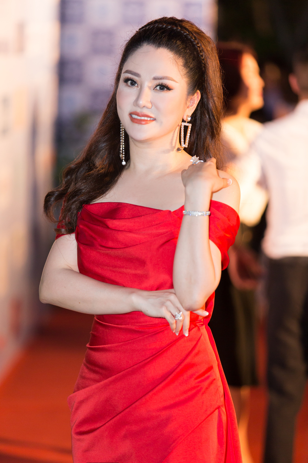  
Hoa hậu doanh nhân Đặng Thị Xuân Hương cũng góp mặt trong thảm đỏ đầy hương sắc. - Tin sao Viet - Tin tuc sao Viet - Scandal sao Viet - Tin tuc cua Sao - Tin cua Sao