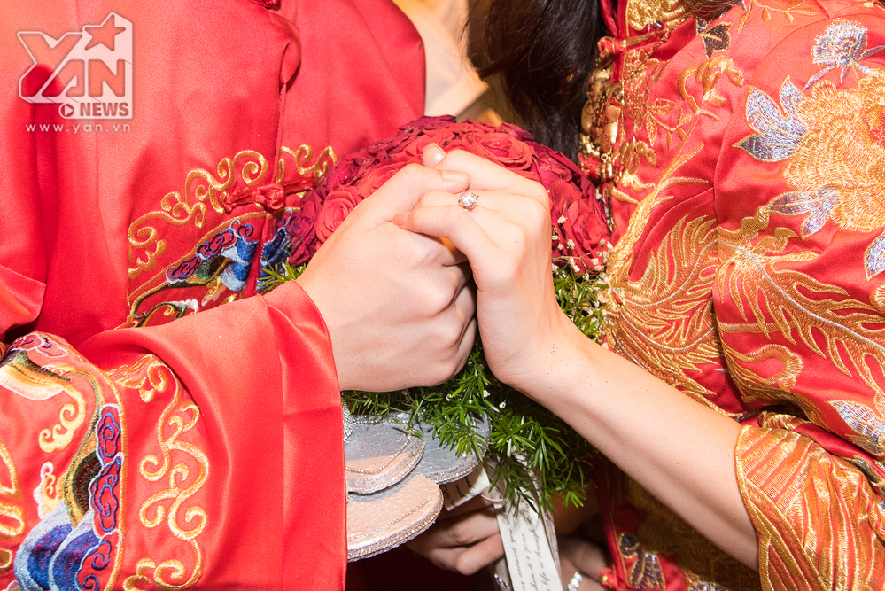  
Đây cũng là lần đầu tiên người hâm mộ thấy được cận cảnh chiếc nhẫn cầu hôn của Đông Nhi, theo như một vài chia sẻ vì chiếc nhẫn này có giá khoảng 2,6 tỷ đồng. - Tin sao Viet - Tin tuc sao Viet - Scandal sao Viet - Tin tuc cua Sao - Tin cua Sao